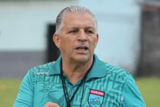 Técnico Zé Humberto durante treino no Nova Lavras