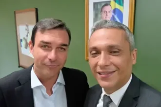 Flávio Bolsonaro apoia candidatos ao Senado em Goiás