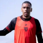 Meia Assis em campo pelo Atlético antes do empréstimo