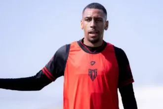 Meia Assis em campo pelo Atlético antes do empréstimo