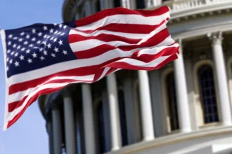 Bandeira dos EUA e Capitólio destacando o impacto da IA no Congresso