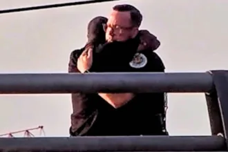 oficial-de-nashville-impede-suicidio-em-ponte-com-dialogo-empatico-e-frase-poderosa