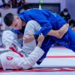 Lucas Cyborg exibe medalhas de campeão mundial de parajiu-jítsu