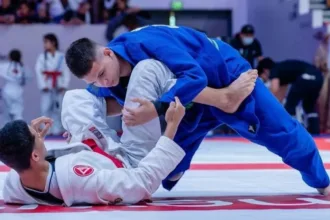 Lucas Cyborg exibe medalhas de campeão mundial de parajiu-jítsu