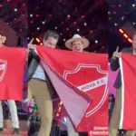 João Neto e Frederico com bandeira do Vila Nova em show