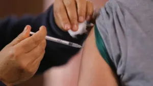 Crianças sendo vacinadas no Dia D Vacinação