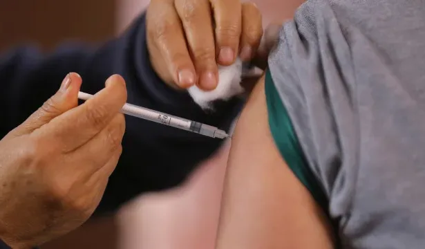 Crianças sendo vacinadas no Dia D Vacinação