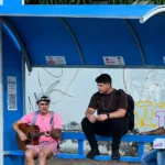 Dupla sertaneja em Goiânia cantando em ponto de ônibus