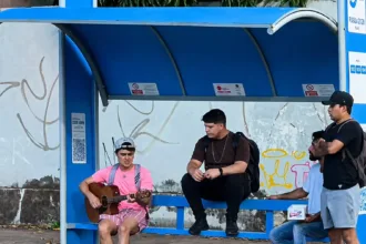 Dupla sertaneja em Goiânia cantando em ponto de ônibus