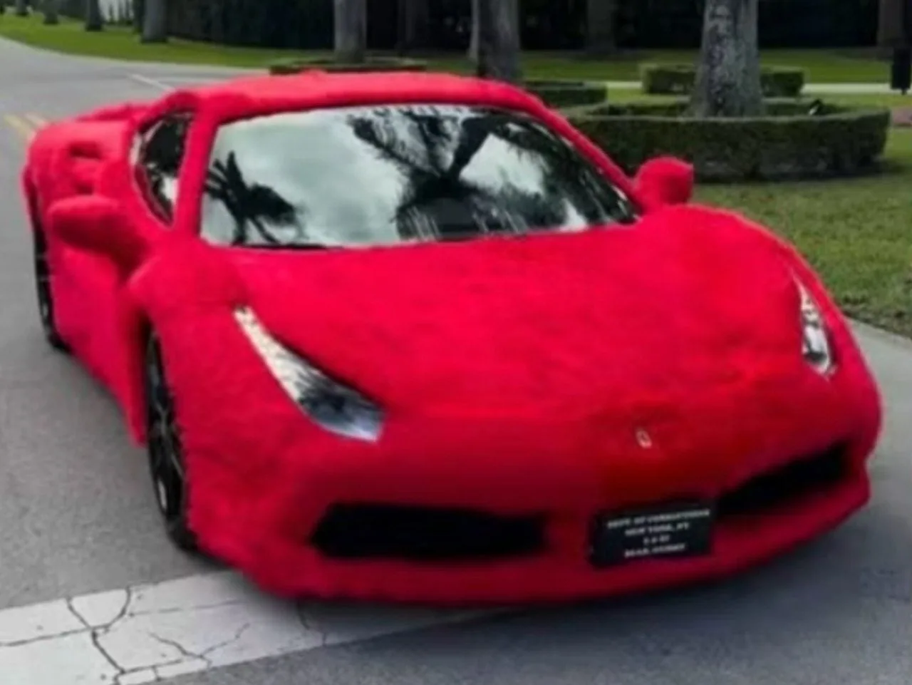 Ferrari com exterior de pelúcia surpreende nas ruas de Los Angeles
