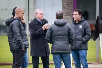 Jogadores do Corinthians enfrentam dívida de direitos de imagem