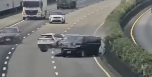 Acidente na Autoestrada 1 de Taiwan com múltiplos veículos