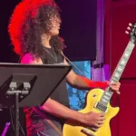 Guitarrista goiano Lucas Ayres tocando guitarra
