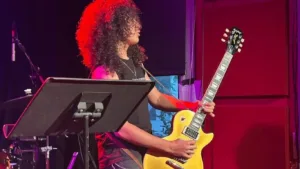 Guitarrista goiano Lucas Ayres tocando guitarra