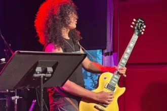 Guitarrista goiano Lucas Ayres tocando guitarra