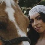 Entrada de noiva inusitada com égua e glitter em casamento