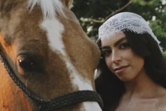 Entrada de noiva inusitada com égua e glitter em casamento