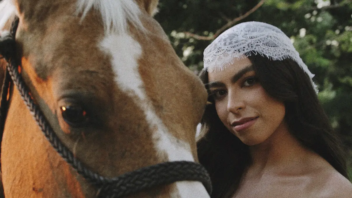 Noiva surpreende ao chegar em égua adornada por glitter em casamento em Goiânia