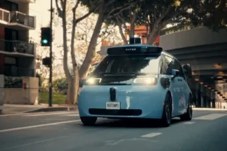 autoridades-de-nevada-aprovam-operacao-de-robotaxis-pagos-da-tesla,-uber-e-waymo