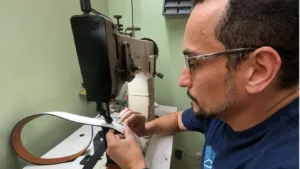goianiense-resiste-a-era-do-descartavel-restaurando-sapatos-ha-34-anos 