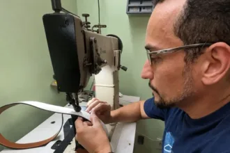 goianiense-resiste-a-era-do-descartavel-restaurando-sapatos-ha-34-anos 
