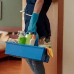 Empregada doméstica com produtos de limpeza, regras para empregadores