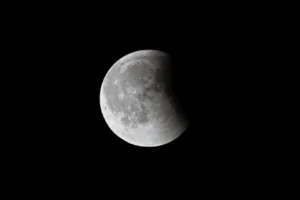 Eclipse lunar em Peixes impactando a semana de 23 a 29 de agosto