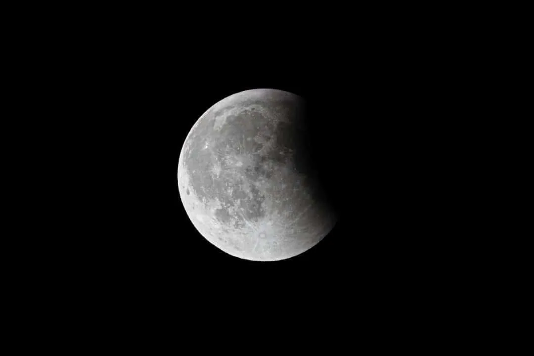 Reviravoltas e instabilidade: eclipse lunar em Peixes impacta semana de 23 a 29 de agosto