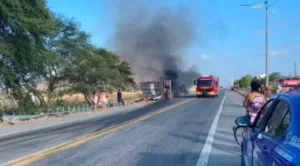saque-de-carga-de-caminhao-em-chamas-no-ceara:-motorista-morre-preso-ao-veiculo