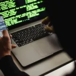 Programador de sistemas analisando impacto da IA nos salários