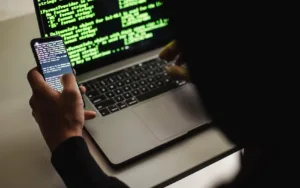 Programador de sistemas analisando impacto da IA nos salários