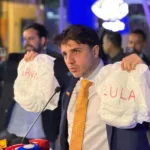 Renan Santos leva fraldas para debate provocando Lula e Flávio