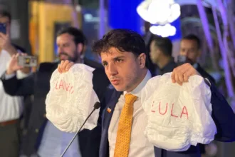 Renan Santos leva fraldas para debate provocando Lula e Flávio