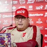Vila Nova em campo contra o Operário com Guto Ferreira