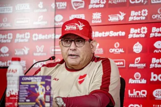 Vila Nova em campo contra o Operário com Guto Ferreira