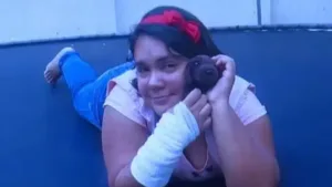 Mulher finge idade para enganar família adotiva