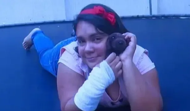 Mulher finge idade para enganar família adotiva