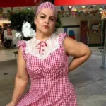 Neifa, a mulher atropelada em Goiânia, sorrindo em foto de família