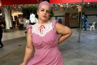 Neifa, a mulher atropelada em Goiânia, sorrindo em foto de família