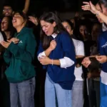 jovens-se-reunem-para-noite-de-oracao-na-praca-universitaria,-em-goiania