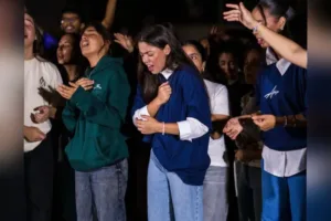 jovens-se-reunem-para-noite-de-oracao-na-praca-universitaria,-em-goiania