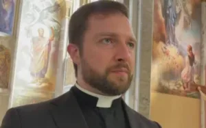 padre-da-serra-gaucha-explica-uso-de-sal-e-agua-benta-em-exorcismos-e-desmistifica-rito