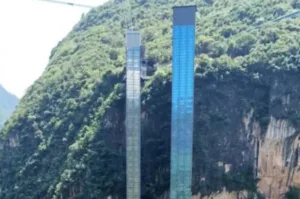 elevador-panoramico-transforma-trajeto-escolar-para-criancas-em-montanha-na-china