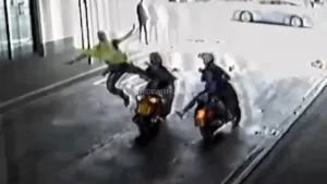 brasileiro-da-‘voadora’-em-assaltante-e-impede-roubo-de-moto-em-londres