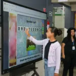 Lousa eletrônica em escola de Goiânia