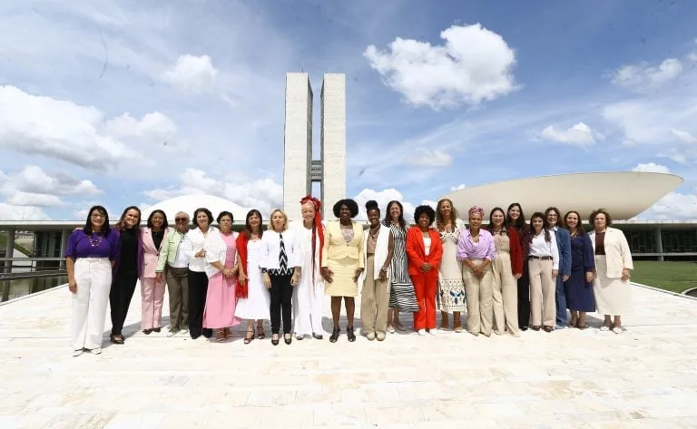 Candidaturas femininas à Câmara dos Deputados recuam 24% para 2026, apesar de avanço proporcional