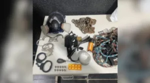 carta-encontrada-em-cativeiro-pedia-para-mae-de-jovem-acorrentada-nao-acionar-policia