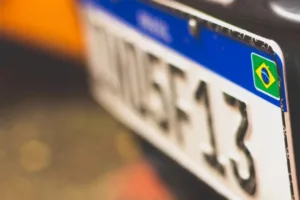 proposta-na-camara-busca-impor-lacre-fisico-obrigatorio-em-placas-de-motocicletas-para-combater-clonagem-e-adulteracao