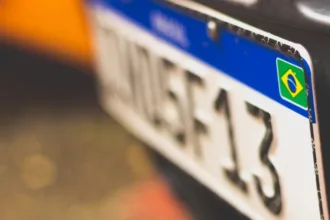proposta-na-camara-busca-impor-lacre-fisico-obrigatorio-em-placas-de-motocicletas-para-combater-clonagem-e-adulteracao