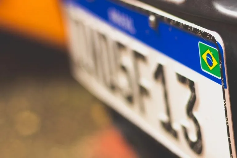 Proposta na Câmara busca impor lacre físico obrigatório em placas de motocicletas para combater clonagem e adulteração